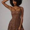 Vestido corto transparente con adornos y cuello redondo Durrani en color moca