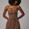 Vestido corto transparente con adornos y cuello redondo Durrani en color moca