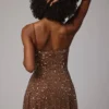 Vestido corto transparente con adornos y cuello redondo Durrani en color moca