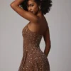 Vestido corto transparente con adornos y cuello redondo Durrani en color moca