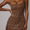 Vestido corto transparente con adornos y cuello redondo Durrani en color moca