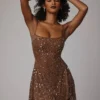 Vestido corto transparente con adornos y cuello redondo Durrani en color moca