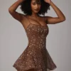 Vestido corto transparente con adornos y cuello redondo Durrani en color moca