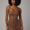 Vestido corto transparente con adornos y cuello redondo Durrani en color moca