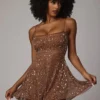 Vestido corto transparente con adornos y cuello redondo Durrani en color moca