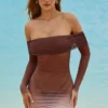 Vestido corto transparente con hombros al aire Nemba en marrón chocolate