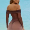 Vestido corto transparente con hombros al aire Nemba en marrón chocolate