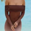 Vestido corto transparente con hombros al aire Nemba en marrón chocolate