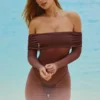 Vestido corto transparente con hombros al aire Nemba en marrón chocolate