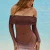 Vestido corto transparente con hombros al aire Nemba en marrón chocolate