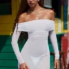 Vestido corto transparente con hombros descubiertos Nemba en blanco