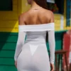 Vestido corto transparente con hombros descubiertos Nemba en blanco