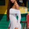 Vestido corto transparente con hombros descubiertos Nemba en blanco