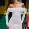 Vestido corto transparente con hombros descubiertos Nemba en blanco