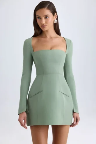 Vestido corto tulipán estructurado con cuello cuadrado de Taesha en verde caqui
