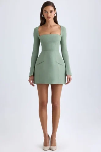 Vestido corto tulipán estructurado con cuello cuadrado de Taesha en verde caqui