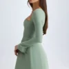Vestido corto tulipán estructurado con cuello cuadrado de Taesha en verde caqui