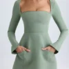 Vestido corto tulipán estructurado con cuello cuadrado de Taesha en verde caqui