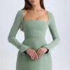 Vestido corto tulipán estructurado con cuello cuadrado de Taesha en verde caqui