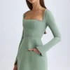Vestido corto tulipán estructurado con cuello cuadrado de Taesha en verde caqui