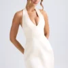 Vestido corto tulipán estructurado con cuello halter Harmonia en color marfil
