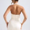 Vestido corto tulipán estructurado con cuello halter Harmonia en color marfil