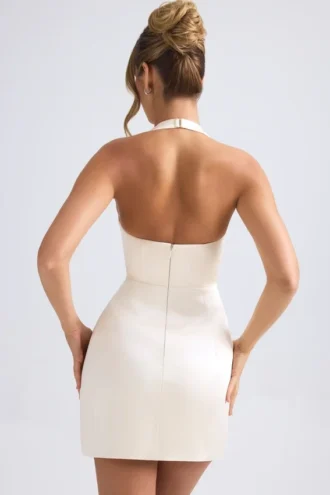Vestido corto tulipán estructurado con cuello halter Harmonia en color marfil