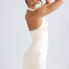 Vestido corto tulipán estructurado con cuello halter Harmonia en color marfil