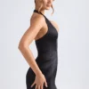 Vestido corto tulipán estructurado con cuello halter Harmonia en negro
