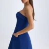 Vestido corto tulipán estructurado con cuello vuelto de Taia en azul marino auténtico