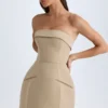 Vestido corto tulipán estructurado con cuello vuelto de Taia en color camel