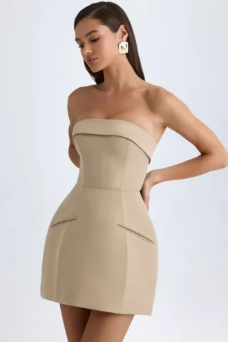 Vestido corto tulipán estructurado con cuello vuelto de Taia en color camel