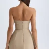 Vestido corto tulipán estructurado con cuello vuelto de Taia en color camel