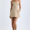 Vestido corto tulipán estructurado con cuello vuelto de Taia en color camel
