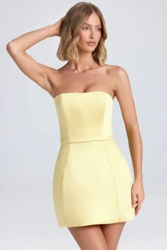 Vestido corto tulipán estructurado con escote bandeau de Haisley en color sorbete de limón