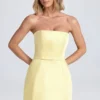 Vestido corto tulipán estructurado con escote bandeau de Haisley en color sorbete de limón