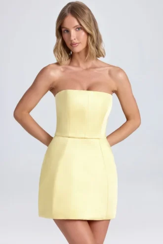 Vestido corto tulipán estructurado con escote bandeau de Haisley en color sorbete de limón