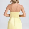 Vestido corto tulipán estructurado con escote bandeau de Haisley en color sorbete de limón
