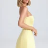 Vestido corto tulipán estructurado con escote bandeau de Haisley en color sorbete de limón