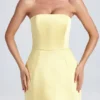 Vestido corto tulipán estructurado con escote bandeau de Haisley en color sorbete de limón