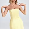 Vestido corto tulipán estructurado con escote bandeau de Haisley en color sorbete de limón