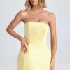 Vestido corto tulipán estructurado con escote bandeau de Haisley en color sorbete de limón