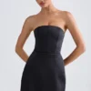 Vestido corto tulipán estructurado con escote bandeau de Haisley en negro