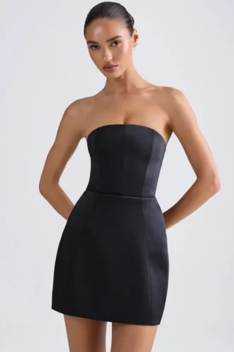 Vestido corto tulipán estructurado con escote bandeau de Haisley en negro