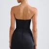 Vestido corto tulipán estructurado con escote bandeau de Haisley en negro