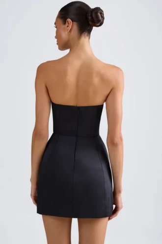Vestido corto tulipán estructurado con escote bandeau de Haisley en negro