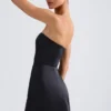 Vestido corto tulipán estructurado con escote bandeau de Haisley en negro