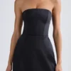 Vestido corto tulipán estructurado con escote bandeau de Haisley en negro