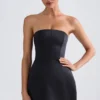 Vestido corto tulipán estructurado con escote bandeau de Haisley en negro