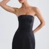Vestido corto tulipán estructurado con escote bandeau de Haisley en negro